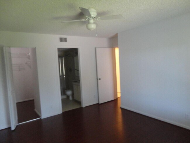 Foto del edificio - 714 Sunny Pine Way