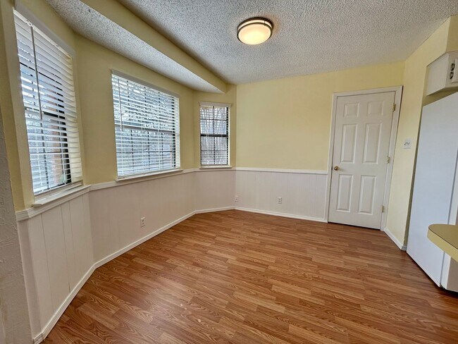 Building Photo - Well Maintained Arlington 3 Bedroom