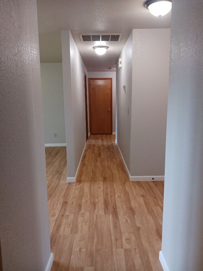 Foto del edificio - Introducing a meticulously maintained 3 bedroom, 2 bath gem!