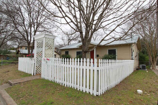 Building Photo - Quaint 3 Bedroom, 1 Bath Home in Brentwood...