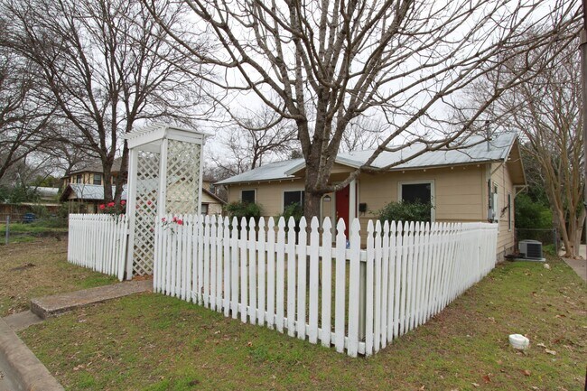 Foto del edificio - Quaint 3 Bedroom, 1 Bath Home in Brentwood...