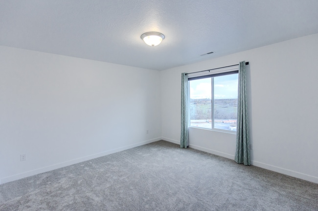 Building Photo - 3569 Grassland Dr