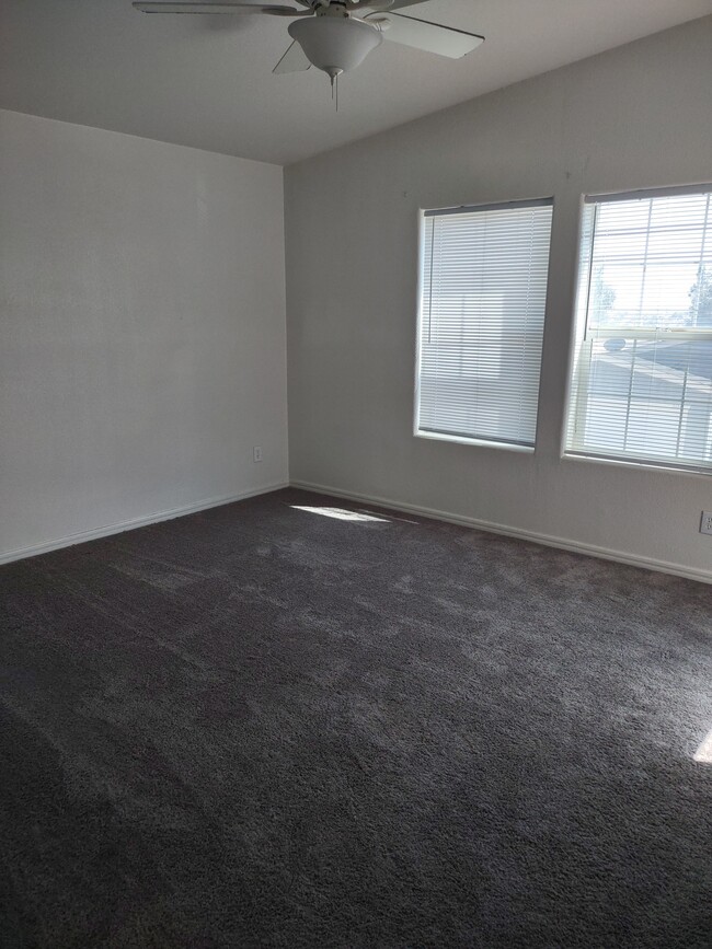 Master bedroom - 2424 Sunset Ridge Dr