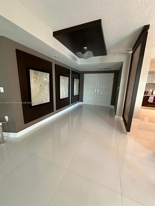 Foto principal - 200 Sunny Isles Blvd