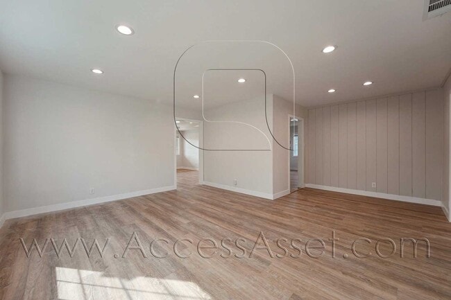 Building Photo - Spacious 4 Bed/2 Bath Home With EV Charger In Torrance!