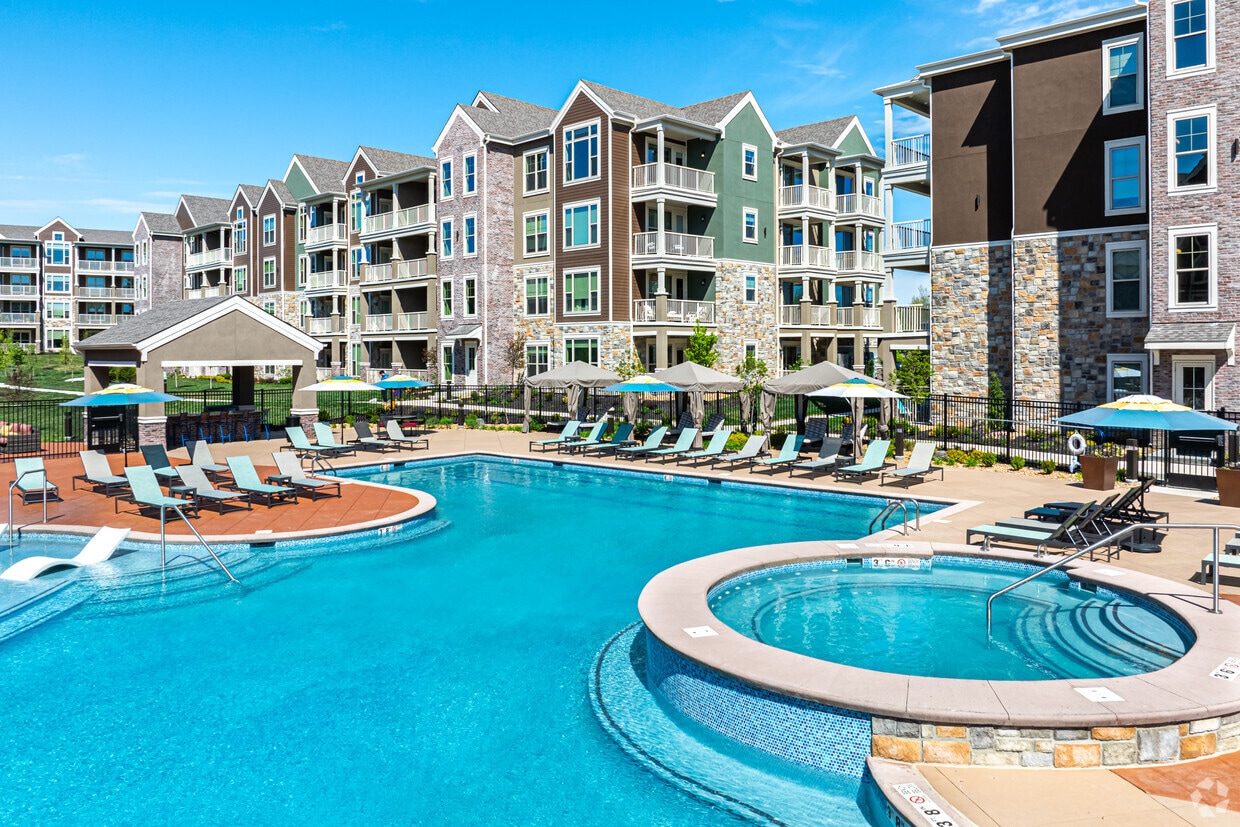 Resort-Style Pool and Hot Tub - MAA ONE28
