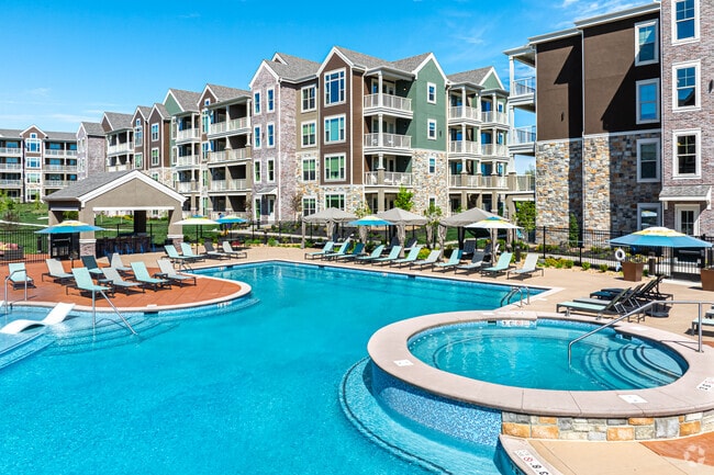 Resort-Style Pool and Hot Tub - MAA ONE28