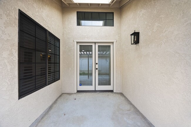 Building Photo - Beautiful Home in the Vineyards!