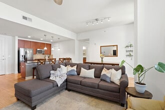 Building Photo - 701 Royal Ct