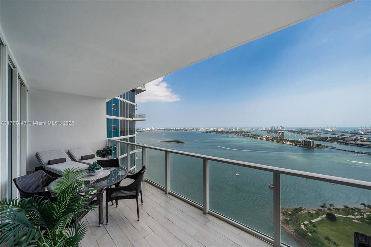Primary Photo - 2020 N Bayshore Dr