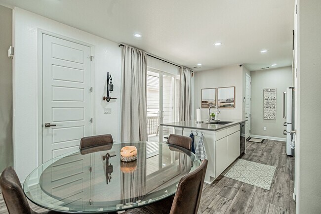 Foto del edificio - 3BD, 2.5BA Commerce City Townhome with 2-C...