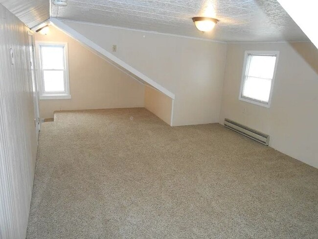 Building Photo - 3 bedroom/1 bath single family home
