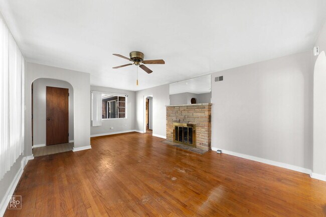 Foto del edificio - 32857 N Alleghany Rd