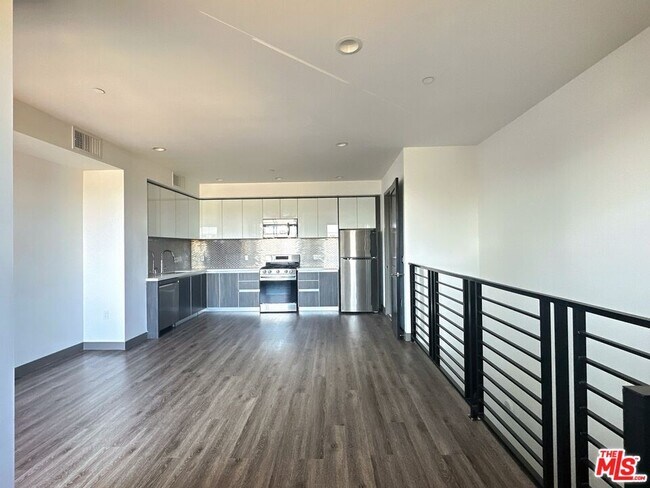 Building Photo - 552 N Hobart Blvd