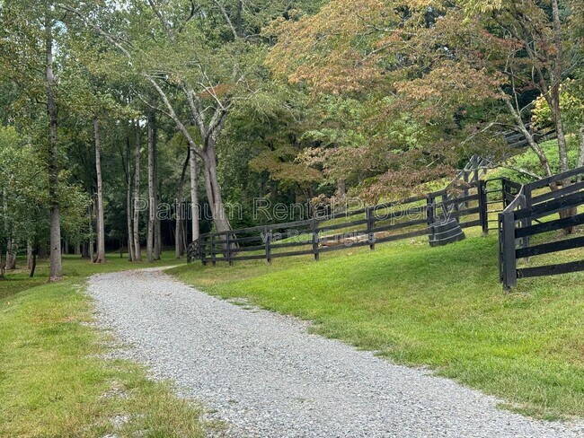 Foto del edificio - 467 Liberty Grove Rd