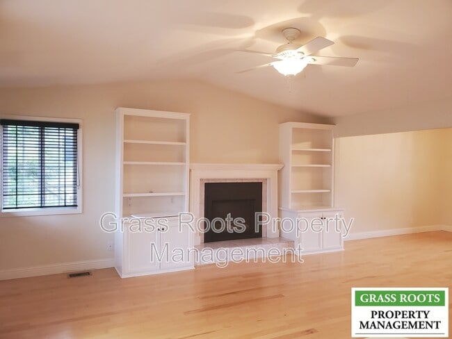 Foto del edificio - 18250 Lake Forest Dr