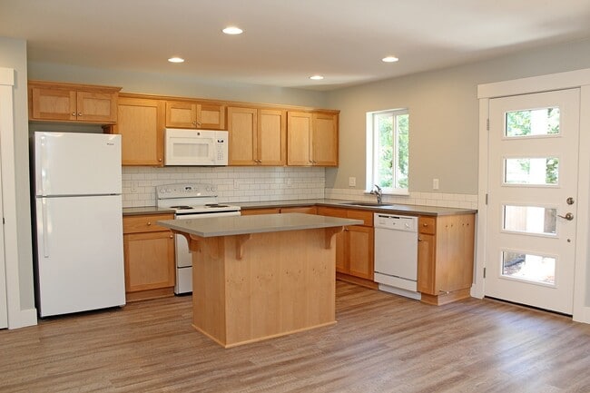Building Photo - 8840 SW 36th Ave