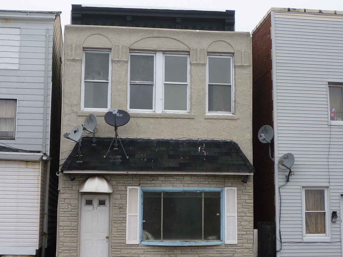 Primary Photo - 211 E Diamond Ave