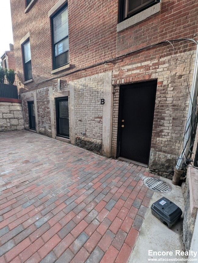 Building Photo - 2 Joy St