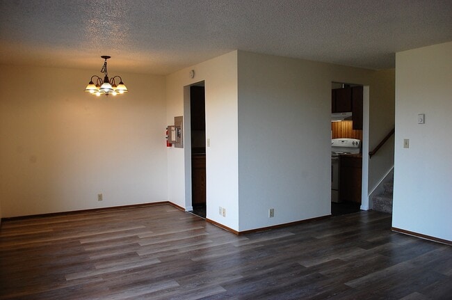 Building Photo - 108 Kensington Ave S