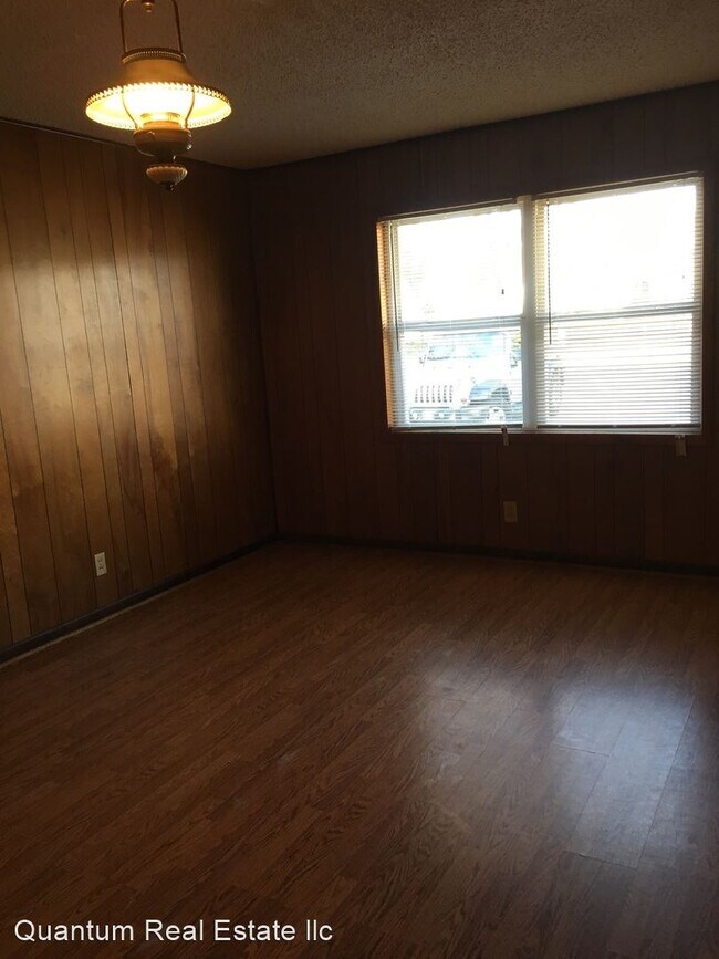 Building Photo - 4 br, 1 bath House - 409 W. DOGWOOD STREET