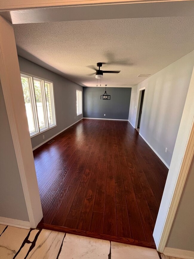 Foto del edificio - 3-Bed, 2-bath Luxury Southern Hills Designer Home!
