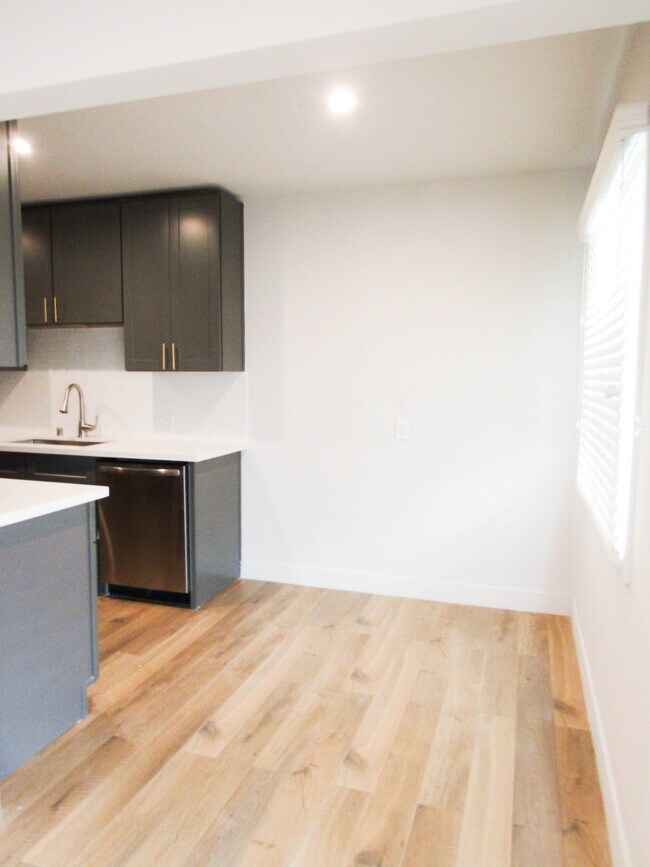 Building Photo - 1458 S Cloverdale Ave