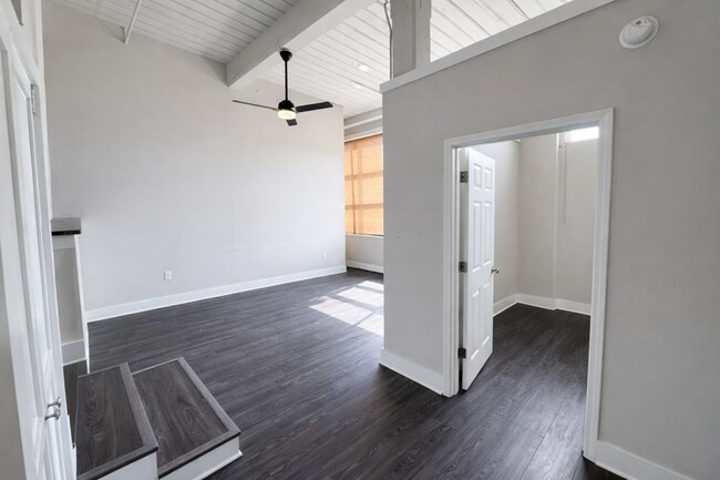 Foto del edificio - Historic Castleberry Hill Condo with Gated Parking and Skyline Views