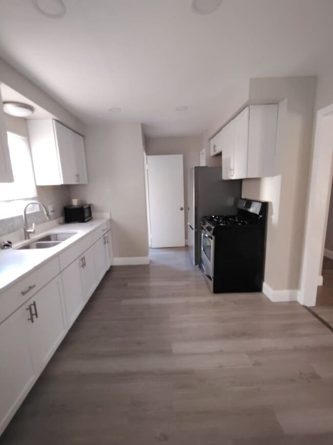 Building Photo - Cute 3 Bedroom Ready for you