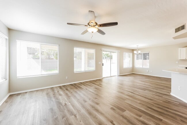 Foto del edificio - 14837 W Columbine Dr