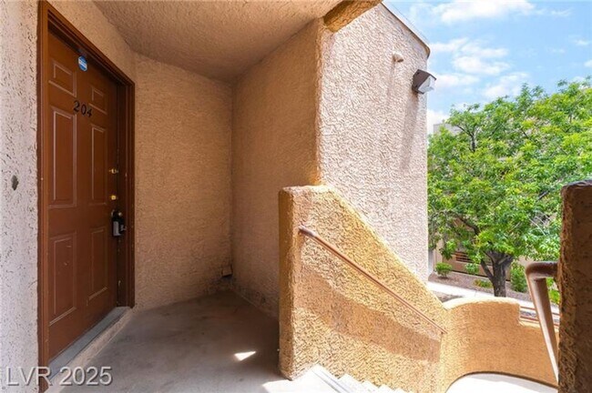Foto del edificio - INVITING 2 BEDROOM TOP FLOOR CONDO IN A CE...