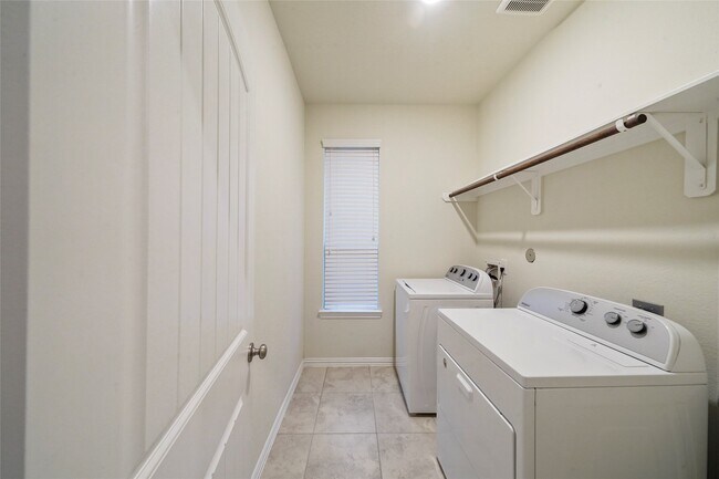 Building Photo - 27910 Augusta View Dr