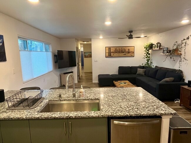 Building Photo - 915 University Ter