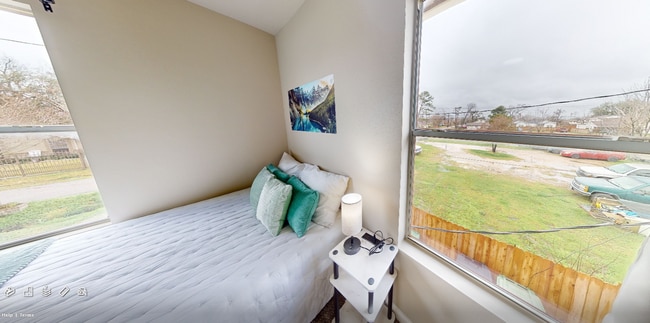 Building Photo - 1917 Sadler St