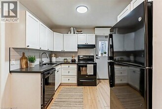 Building Photo - 461 King St E