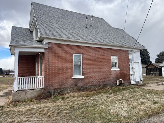 Building Photo - Beautifully updated home with tall ceilings