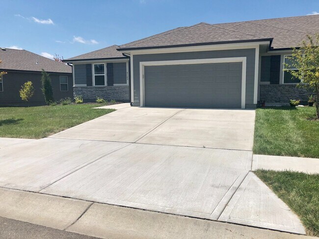 Building Photo - 4 Bed 2 Car Attached Villa in Blue Springs