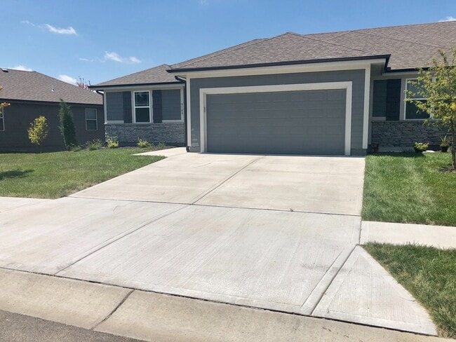 Foto del edificio - 4 Bed 2 Car Attached Villa in Blue Springs