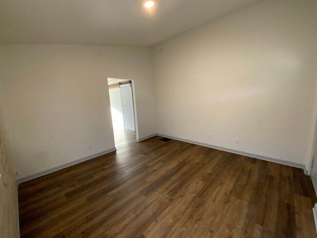 Building Photo - Newly Remodeled 2 Bedroom House