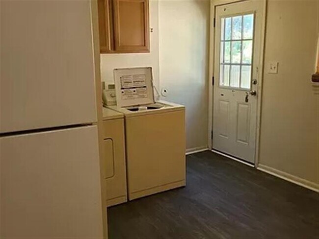 Building Photo - Good Home!