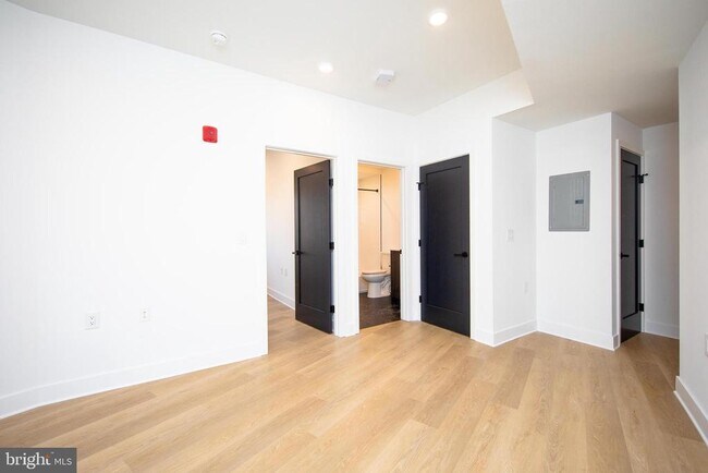Building Photo - 633 N 5th St