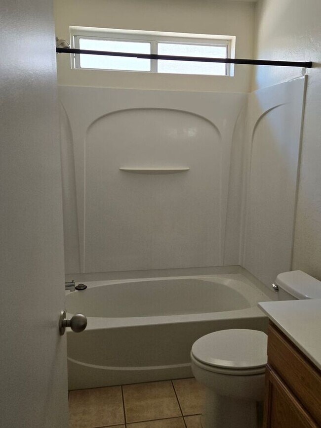 Building Photo - 2 Bedroom, 2 Bath Available Now!