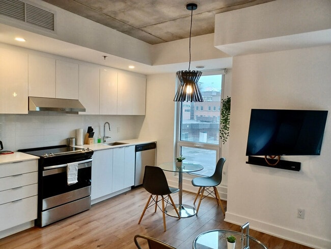 Building Photo - 1659 Rue Saint-Christophe