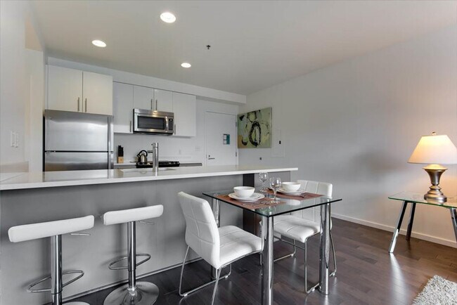 Building Photo - 300 Kendall St