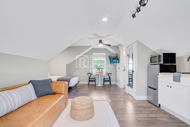 Foto del edificio - 2110 W Pikes Peak Ave