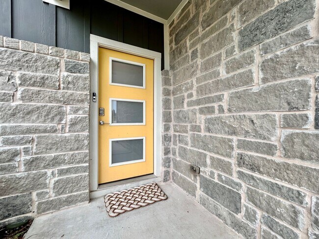 Building Photo - 4 Bed / 3 Bath Smart Home with Quartz Kitc...