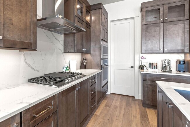 Building Photo - 6537 Silver Creek Dr