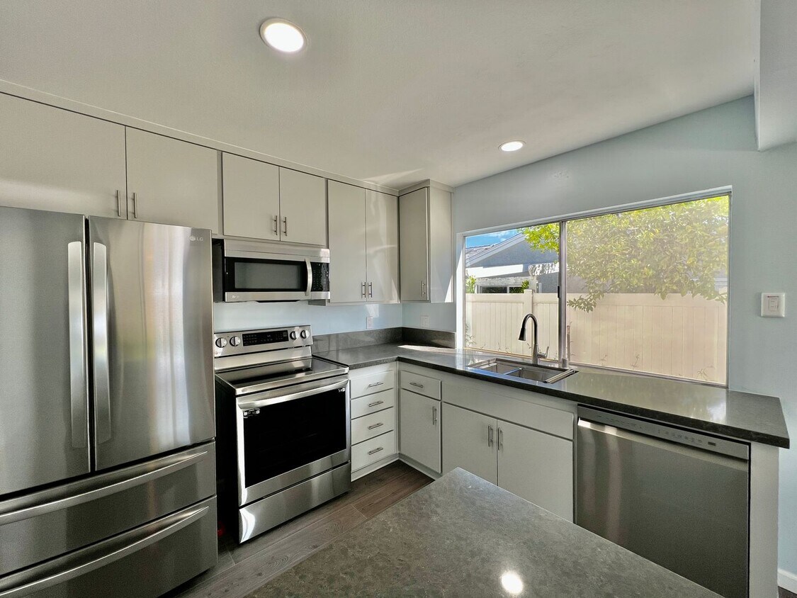 Foto principal - Newly remodeled 4B/2BA house w/ large back...