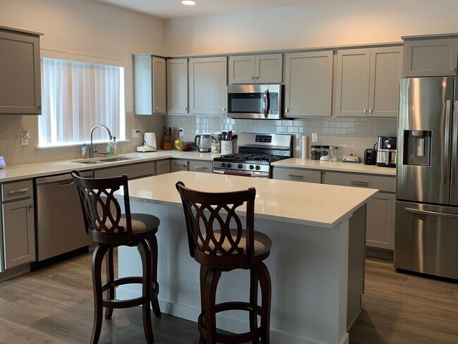Foto del edificio - 4 bedrooms upstairs PLUS an OFFICE on the ...