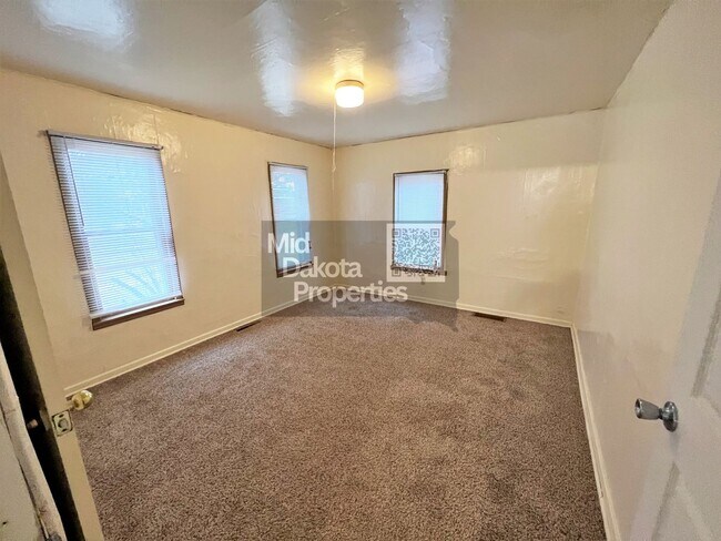 Foto del edificio - 414 E 7th-4 Bedroom Home
